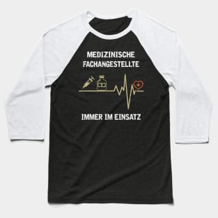 MEDIZINISCHE FACHANGESTELLTE IMMER IM EINSATZ Baseball T-Shirt